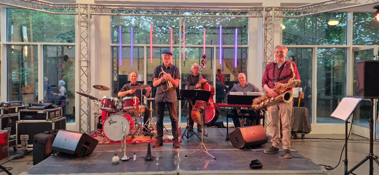 sax baryton, piano, contrebasse